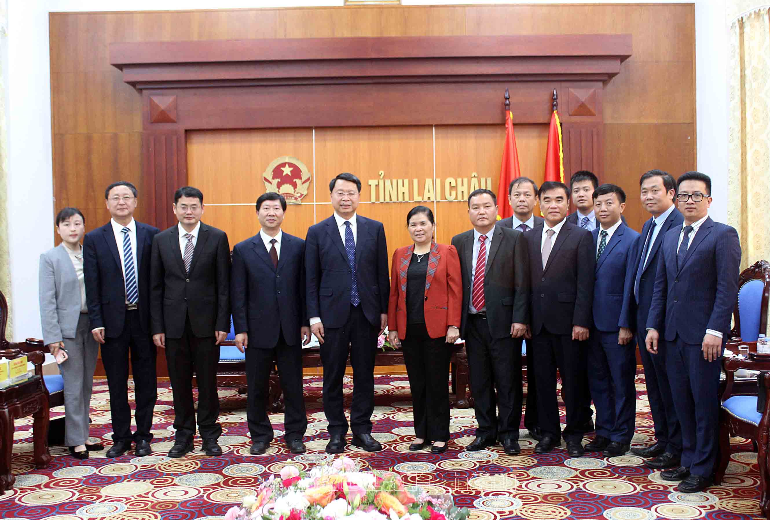 … Chụp ảnh lưu niệm.